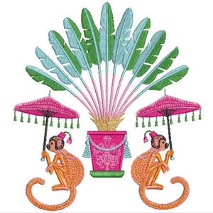 Op de afbeelding: Een borduurontwerp met twee oranje apen met bruine gezichten, die elk een roze paraplu met kwastjes vasthouden. Tussen hen in staat een roze plantenbak met witte decoratie, met daarin een grote waaiervormige plant met lichtblauwe en groene bladeren.