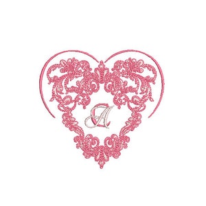 Può includere: Un design a forma di cuore rosa con intricati dettagli floreali e la lettera "A" al centro.