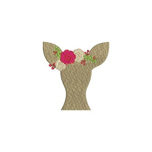 Pode incluir: Uma silhueta de cabeça de veado marrom com uma coroa floral de flores rosa e brancas e folhas verdes.