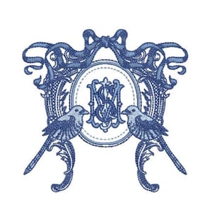 Puede incluir: Un diseño de bordado a máquina en azul que presenta un marco ovalado central con las letras entrelazadas MS. El diseño está flanqueado por dos pájaros que se miran, rodeados de volutas ornamentadas y un lazo decorativo en la parte superior.