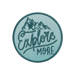 Peut inclure: Un écusson brodé circulaire dans des tons bleu sarcelle et bleu clair. Le motif présente un graphique de chaîne de montagnes en haut et le texte Explore MORE dans une combinaison de lettres cursives et en bloc centré dans la bordure circulaire.