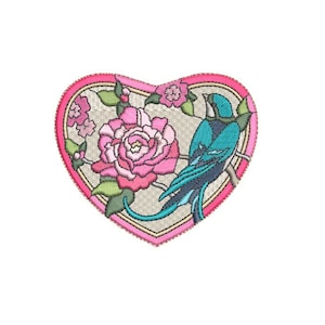 Pode incluir: Um design em forma de coração rosa com um pássaro azul e uma flor rosa dentro. O design é rodeado por uma borda rosa.
