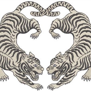 Op de afbeelding: Een borduurontwerp met twee symmetrische tijgers die tegenover elkaar staan in een gespiegelde pose. De tijgers zijn lichtbeige met donkergrijze strepen, afgebeeld met open bekken en staarten die naar boven buigen in een hartvorm.