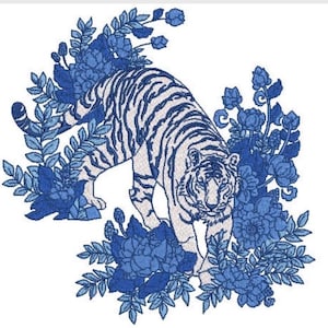 Op de afbeelding: Een borduurontwerp met een tijger met donkerblauwe strepen, omringd door diverse blauwe bloemen en bladerrijk gebladerte. De tijger is afgebeeld in een lopende houding, geïntegreerd in een dicht arrangement van botanische elementen in blauwtinten.