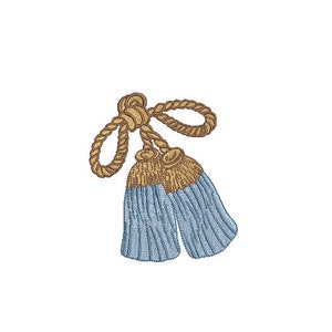 Puede incluir: Un par de ataduras de cortina de borla azul con un cordel de cuerda marrón. Las borlas están hechas de un tejido suave y tejido y tienen un borde con flecos.