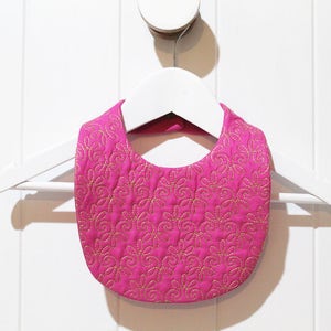 ITH In The Hoop Gewatteerde Baby Slabbetje - Damask Machine Borduurbestand ontwerp 8x12