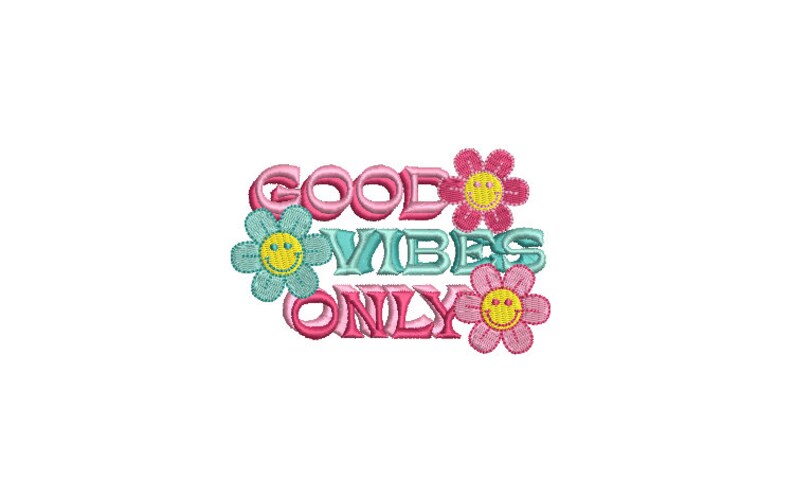 Puede incluir: Un parche bordado que presenta el texto GOOD VIBES ONLY en letras de bloque rosas y azul claro. El dise&ntilde;o est&aacute; acentuado con tres flores en tonos rosa y verde azulado, cada una con una cara sonriente amarilla en el centro.