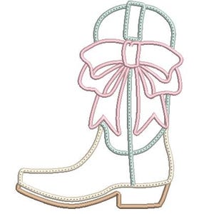Pu&ograve; includere: Un disegno da ricamo raffigurante uno stivale western delineato con filo azzurro e beige. Lo stivale presenta un grande e vistoso fiocco rosa legato attorno alla parte superiore del gambale. Il design utilizza linee semplici per la forma.