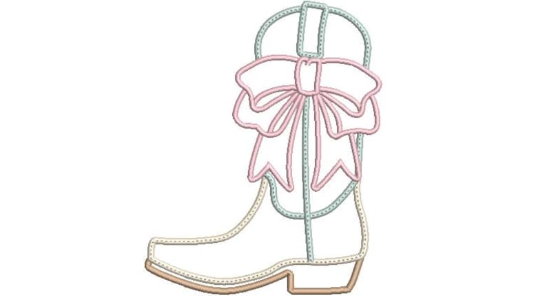 Pu&ograve; includere: Un disegno da ricamo raffigurante uno stivale western delineato con filo azzurro e beige. Lo stivale presenta un grande e vistoso fiocco rosa legato attorno alla parte superiore del gambale. Il design utilizza linee semplici per la forma.