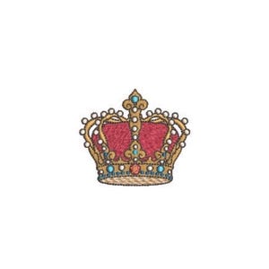 Puede incluir: Un diseño de corona bordado que presenta un centro con textura de terciopelo rojo intenso, un marco dorado y detalles intrincados con pequeños acentos tipo perla blanca y gemas circulares azul claro en la base y los arcos superiores.