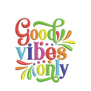 Könnte beinhalten: Ein gesticktes Design mit dem Text Good vibes only in einer mehrfarbigen Schreib- und serifenlosen Schrift. Die Buchstaben sind in Rot, Grün, Blau, Lila, Orange und Gelb gestickt und mit kleinen Punkten sowie geschwungenen Linien verziert.