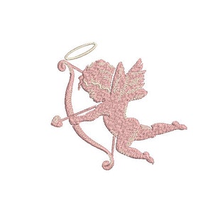 Puede incluir: Un diseño bordado rosa de un querubín con alas, sosteniendo un arco y una flecha. El querubín tiene un halo sobre su cabeza.