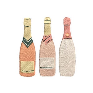 Puede incluir: Tres botellas de champán con tapones de corcho. Las botellas están llenas de líquido rosa y melocotón. Las botellas tienen una etiqueta blanca con un diseño negro.