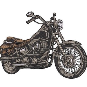 Op de afbeelding: Een borduurontwerp van een cruiser-motorfiets in tinten zwart, grijs en bruin. De motorfiets is voorzien van een opvallende ronde koplamp, spaakwielen, een bruine, leerachtige zitting en bijpassende bruine zadeltassen aan de achterzijde.