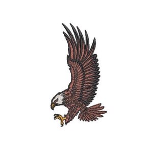 Puede incluir: Un parche bordado que muestra un águila calva en pleno vuelo con las alas extendidas hacia arriba. El águila tiene la cabeza blanca, el cuerpo de color marrón oscuro con detalles de plumas texturizadas y garras amarillas brillantes.