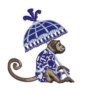 Puede incluir: Un diseño de bordado que muestra un mono marrón con una chaqueta de patrón azul y blanco. El mono sostiene un paraguas azul y blanco con un borde decorativo de borlas y un remate de plumas, todo realizado con puntadas de hilo detalladas.