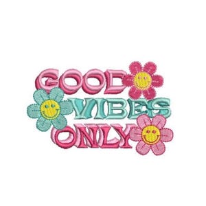 Puede incluir: Un parche bordado que presenta el texto GOOD VIBES ONLY en una fuente tridimensional superpuesta de color rosa y azul claro. El dise&ntilde;o est&aacute; acentuado por tres flores estilizadas con caras sonrientes amarillas en el centro, en azul cerceta y rosa.