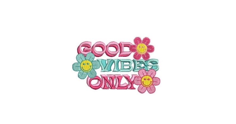 Puede incluir: Un parche bordado que presenta el texto GOOD VIBES ONLY en una fuente tridimensional superpuesta de color rosa y azul claro. El dise&ntilde;o est&aacute; acentuado por tres flores estilizadas con caras sonrientes amarillas en el centro, en azul cerceta y rosa.