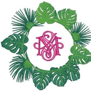 Könnte beinhalten: Ein gesticktes, kreisförmiges Kranzdesign mit verschiedenen grünen tropischen Blättern, darunter Monstera- und Palmenwedel, das ein zentrales, leuchtend pinkfarbenes Monogramm mit den verschlungenen Buchstaben MS in Schreibschrift umgibt.