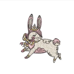 Op de afbeelding: Een geborduurde patch met een witte konijn met roze accenten, die een kroon en een strik om de nek draagt. Het konijn is in zijaanzicht afgebeeld, met gedetailleerde stiksels die de oren, het gezicht en het lichaam van het decoratieve ontwerp omlijnen.