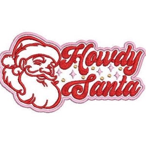 Puede incluir: Un parche bordado que presenta una cabeza de Santa Claus en rojo y blanco a la izquierda y el texto rojo Howdy Santa a la derecha. El diseño incluye pequeños detalles de estrellas doradas y rosas, con un borde rosa claro sobre fondo blanco.