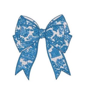 Op de afbeelding: Een decoratieve strik met een blauw-wit chinoiseriepatroon met ingewikkelde florale en architecturale motieven. Het ontwerp is uitgevoerd in een gedetailleerde borduurstijl met een centrale knoop en twee lange, puntige uiteinden die naar beneden hangen.
