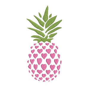 Puede incluir: Una piña verde con un patrón de corazones rosas.