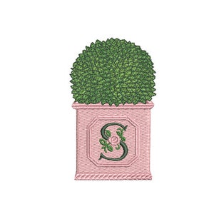 Könnte beinhalten: Ein rosa Pflanzer mit einem grünen Topiary und einem Monogramm "S" mit einer kleinen Rose.