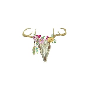 Pode incluir: Um crânio de veado branco com chifres adornados com flores rosa, amarelas e verdes e penas.