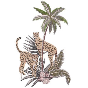 Op de afbeelding: Twee bruine en zwarte cheeta's die in een jungle scène staan met een groene palmboom en weelderige vegetatie.