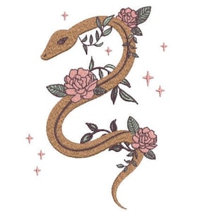 Könnte beinhalten: Ein Stickmuster mit einer beigefarbenen Schlange, die sich durch rosa Blumen und dunkelgrüne Blätter windet. Die Schlange ist in einer geschwungenen S-Form dargestellt. Kleine, vierzackige rosa Sterne sind um die Schlange und Blumen verteilt.