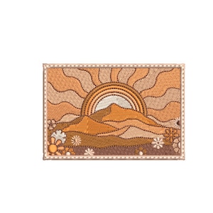 Può includere: Toppa ricamata con una scena di tramonto retrò. La toppa presenta un sole stilizzato con un arcobaleno sopra una catena montuosa. Lo sfondo è uno schema di colori arancio e marrone caldo con un bordo di piccoli fiori bianchi.
