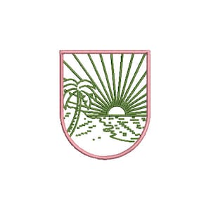 Puede incluir: Parche bordado con una escena de isla tropical. El diseño incluye una palmera, olas del océano y un sol naciente, todo dentro de un borde en forma de escudo con un contorno rosa. La obra de arte está realizada en hilo verde.