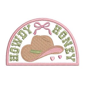 Puede incluir: Un parche bordado semicircular que presenta un sombrero de vaquero color canela con una banda verde, un lazo rosa y dos pequeños corazones rosas. El texto HOWDY HONEY está bordado en letras verdes a lo largo del borde curvo, con un borde rosa.