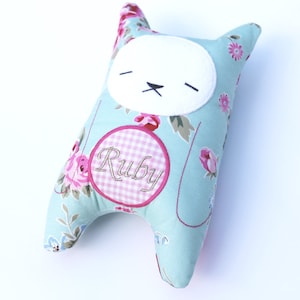 Easy ITH en el aro &#39;Cushling&#39; Stuffie Softie Toy Machine Embroidery Design 5x7 pulgadas hoop