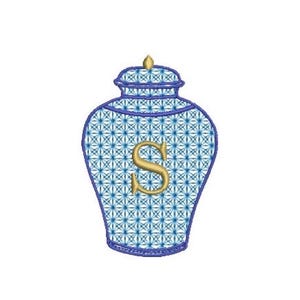 Peut inclure: Un motif de pot à gingembre brodé présentant un motif géométrique en treillis bleu et blanc. Le pot possède un couvercle avec un fleuron doré et une grande lettre S dorée centrée. L'ensemble du motif est souligné par un fil bleu foncé.