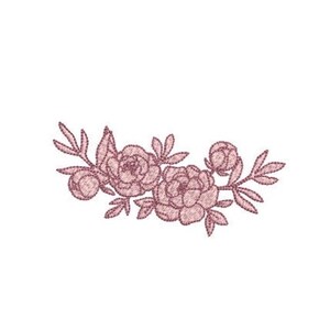 Pode incluir: Um design de bordado em rosa seco apresentando um arranjo horizontal de duas flores desabrochadas, dois botões de flores e várias folhas pontiagudas. O padrão floral é renderizado num estilo de ponto denso e texturizado sobre um fundo branco.
