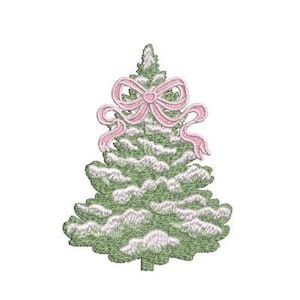 以下が含まれることがあります： 枝に雪のような白いディテールが施された緑色のクリスマスツリーの刺繍デザイン。ツリーの上部付近には、リボン結びされた淡いピンク色のリボンがあしらわれています。画像全体が質感のあるステッチパターンで表現されています。