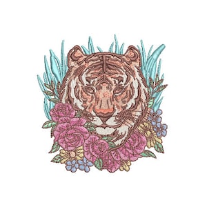 Pode incluir: Desenho bordado de um rosto de tigre cercado por flores cor-de-rosa, amarelas e azuis. O tigre tem listras castanhas e laranja sobre um fundo branco.