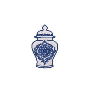 Peut inclure: Un écusson brodé représentant un pot à gingembre blanc avec un motif floral bleu détaillé. Le design comprend un couvercle avec un fleuron pointu, un corps arrondi et des volutes complexes entourant un motif circulaire central en fil bleu foncé.