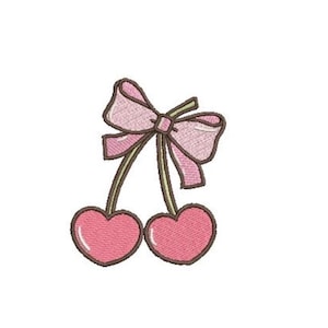 Pode incluir: Um emblema bordado apresentando duas cerejas cor-de-rosa em forma de coração com caules castanhos, unidas no topo por um laço cor-de-rosa claro com contornos castanhos escuros. O design tem uma textura de ponto em todo o motivo.