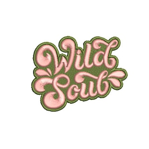 Op de afbeelding: Groen en roze geborduurd patch met de tekst "Wild Soul" in een gestileerd lettertype.