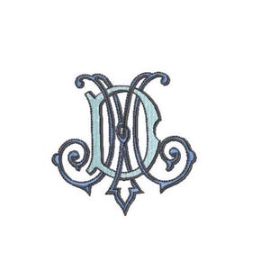 Puede incluir: Un monograma bordado que presenta las letras D y C entrelazadas en una caligrafía decorativa. El diseño utiliza hilo azul claro para la letra D e hilo azul marino oscuro para la letra C, con intrincados adornos en forma de espiral.