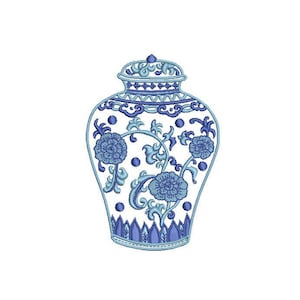 Op de afbeelding: Een blauwe en witte porseleinen vaas met een bloemenmotief. De vaas heeft een rond lichaam en een smalle hals.