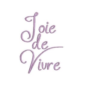 Può includere: Il testo Joie de Vivre è ricamato con un filo viola chiaro. Le lettere sono scritte in un carattere corsivo, con la parola Joie posizionata sopra de e Vivre posta sotto con un fregio decorativo che parte dalla lettera e.