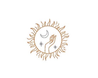 Könnte beinhalten: Ein Stickmuster mit einer Sonne mit wellenförmigen Strahlen, einer Mondsichel, zwei kleinen vierzackigen Sternen und einer offenen, nach oben gerichteten Hand. Das gesamte Motiv besteht aus braunen Stichen auf weißem Hintergrund.