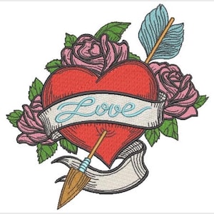 Puede incluir: Un parche bordado que presenta un corazón rojo atravesado por una flecha, rodeado de rosas rosadas y hojas verdes. Una cinta blanca envuelve el corazón con la palabra Love bordada en letra cursiva azul claro. La flecha tiene un emplumado azul claro.
