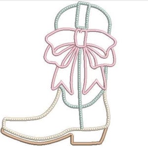 Puede incluir: Un diseño de bordado de una bota vaquera delineada con hilo azul claro y beige. Un lazo rosa grande y prominente está cosido en la parte superior de la caña de la bota. El diseño presenta líneas limpias y costuras decorativas en toda la bota.