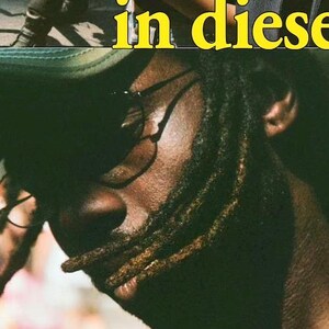 以下が含まれることがあります： 上部に「ZEIT MAGAZIN」の文字が入った雑誌の表紙。表紙には、都市環境にいる3人の写真と、黄色で「Wer bin ich in dieser Welt?」というテキストが掲載されています。「11.9.2025 N° 39」の日付が下部にあります。