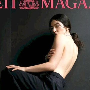 May include: Magazine cover with the text "ZEIT MAGAZIN" in pink. A person in black pants leans against a black wall. The text "ICH HABE EINEN DRACHEN ERLEGT" is in pink. A black shoe is on the floor. The date 14.8.2025 N° 35 is at the bottom.